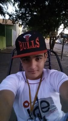 Não sou antipático, apenas acho que não tenho obrigação de rir para todo Mundo.