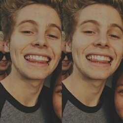 Free Follow- Follow @5SecondsOfCrush Please RT this https://t.co/dSwxjj6sz9