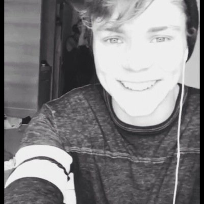 I LOVE 5SOS!!!! why am i yelling. 
1 word with 2 letters. 
Hiiiiiiiiiiiiiiiiiii