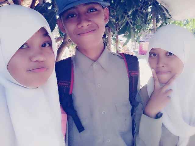 (Fauzan Over's Sturid's ) berambut hitam,agak keriting dan Mempunyai ade yang sangat cantik,imut,lucu yang bernama  ( NAFA ) :*
