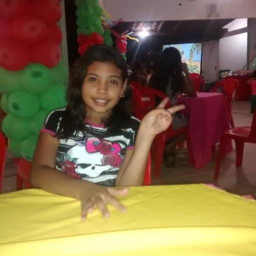 Uma menina feia que tem 12 aninhos tem um canal no Yotube que nem uma pessoa tá escrito kkk namorando com:Alexandre
