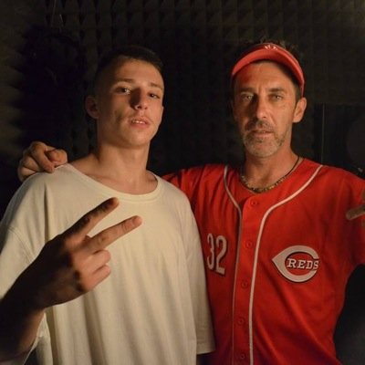 Perfume no hace desaparecer la mierda , recuerdame por orgulloso sabiendo llevarlo , la vida es un deporte de contacto.. desde el 96 para..  HIP HOP BOOM BAP!!