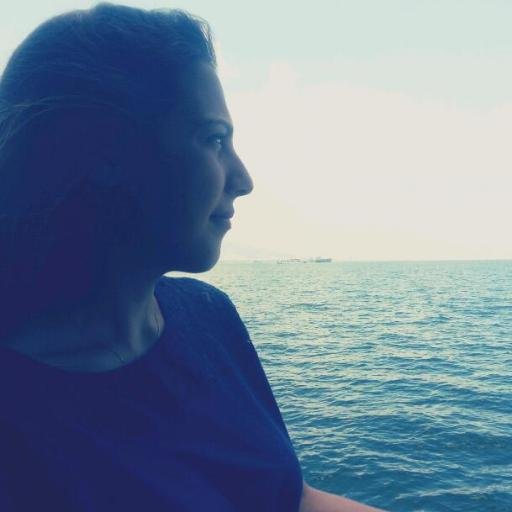 Bazen sadece yorgun oluyor insan. Ne küs ne yalnız ne de aşık.