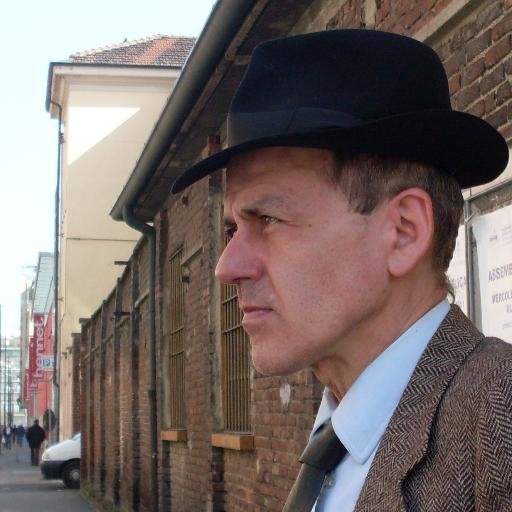 Scrivo versi e saggi e studio a livello storico la musica per film (italiana in particolare).