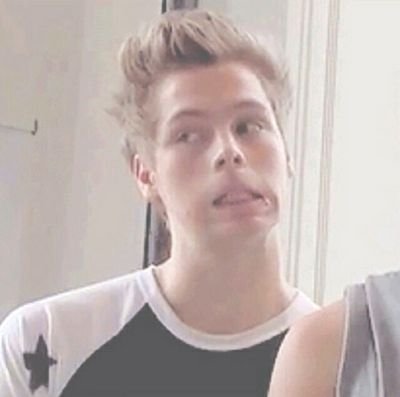 follow @ratedluke bc she loves luke and she just gave you a free follow