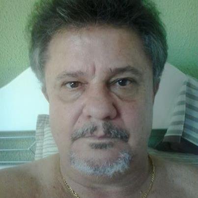 Moreno,estatura média,simpatico ao meu ver,alegre,sorridente e de bem com a VIDA,não muito.