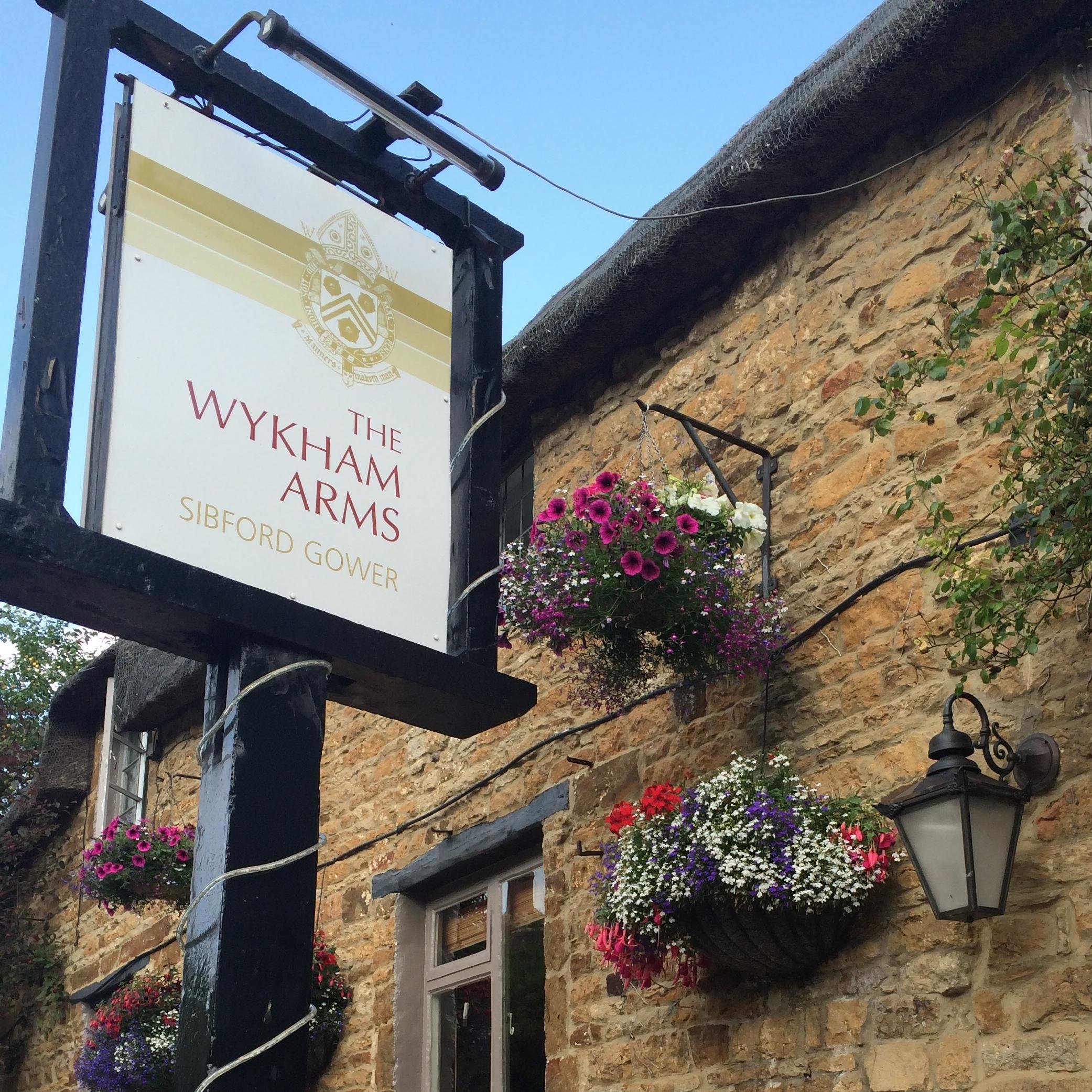 Beautiful Oxfordshire 17th century Country Inn serving great food & fine wine.