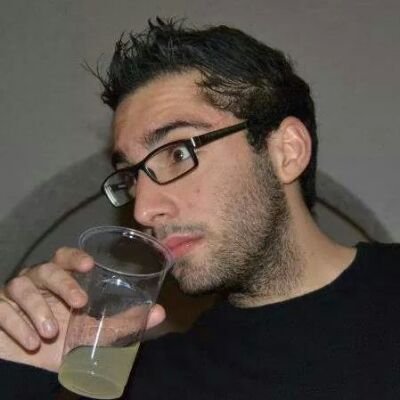 Cestista mancato, arbitro in congedo. 883, F.C. internazionale e San Antonio Spurs unici amori.