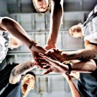 Gracias Harry, Niall, Louis, Liam y Zayn, por ser nuestra pequeña luz en la oscuridad.