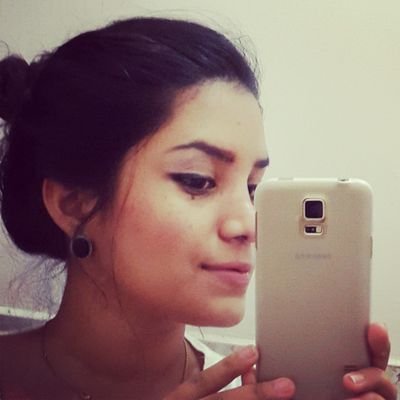 soy una persona sencilla amo a mi familia y soy muy feliz