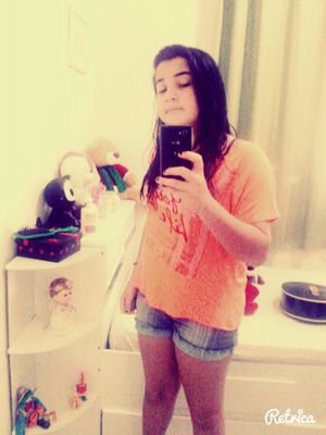 Sou apaixonada por sorrisos, sorrisos me encantam, pessoas que sorriem com os olhos então nem se fala.