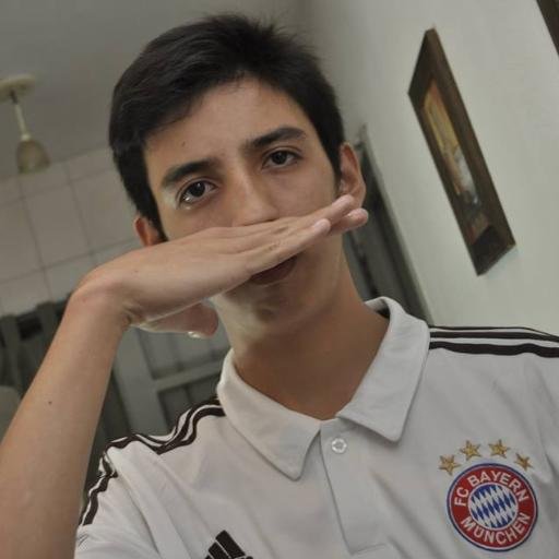 me dan vértigo tus ojos, si me miras me despojo
y quedo a punto de caer en tu belleza de mujer