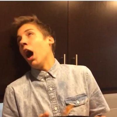 matthew do you wanna make me happy and..........................follow me? ♥♥♥