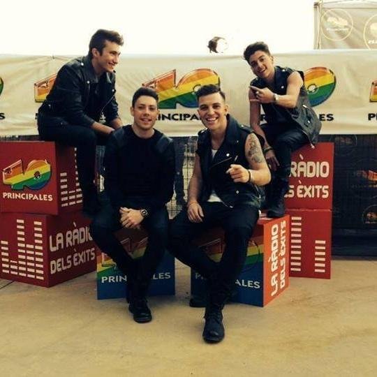 1º CUENTA DE APOYO A CLOVER desde zaragoza, @Chriscloversite @Mariailoveeyouu , en un twiter dedicado a @CloverOficial ¿Razones? Nos enamoraron con sus voces.