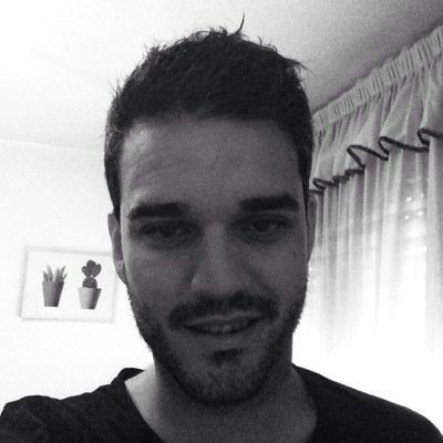 Nunca dejes de sonreír, ni siquiera cuando estés triste, porque nunca sabes quien se puede enamorar de tu sonrisa