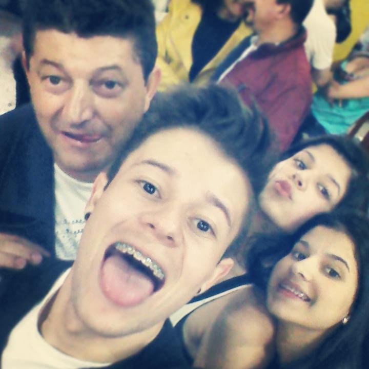 Ser diferente pode ser mais estimulante do que ser o melhor. \õ/ Safado + Divertido + Romântico = Prazer, Eu.
