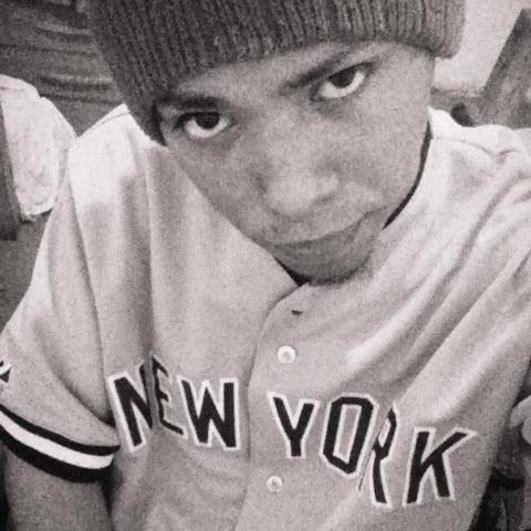 Tengo 18 años, Rapeo desde los 13.
me gusta leer y estoy aprendiendo guitarra autodidacta (¿así se dice cuando aprendes solo? xD como sea) conoceme! :D