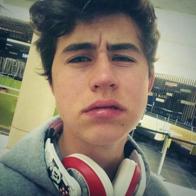 FOLLOW @griersasshole BECAUSE SHE JUST GAVE U A FREE FOLLOW