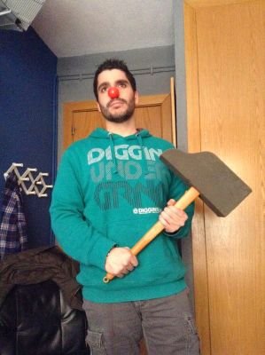 Hijo de un obtuso hombre de la construcción y una filofílica profesional, emperrado en contar todas las protuberancias del gotelé de mi pared.