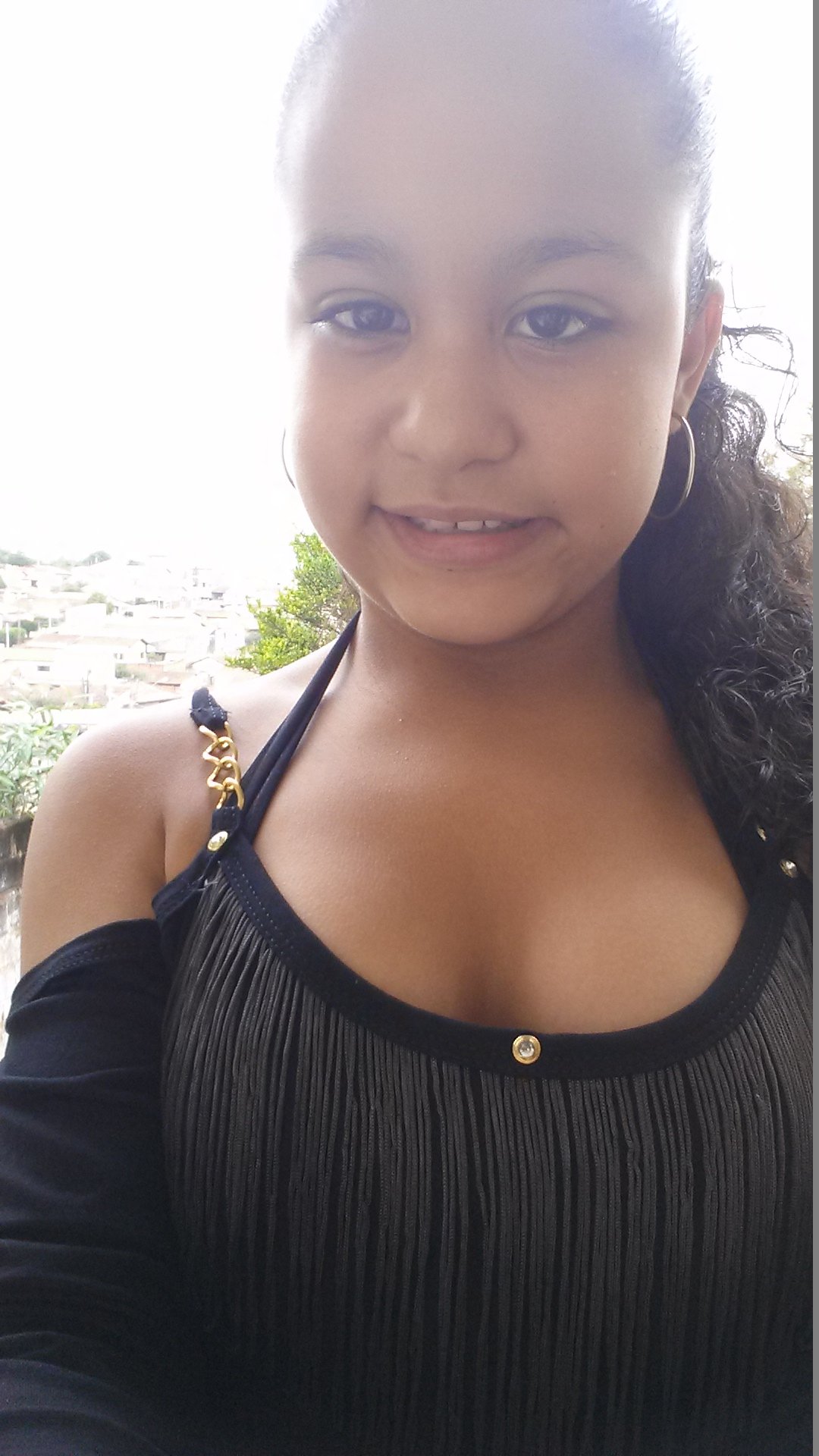 Sou uma pessoa simples de personalidade forte, aquela q sonha alto e não tem medo de cair.