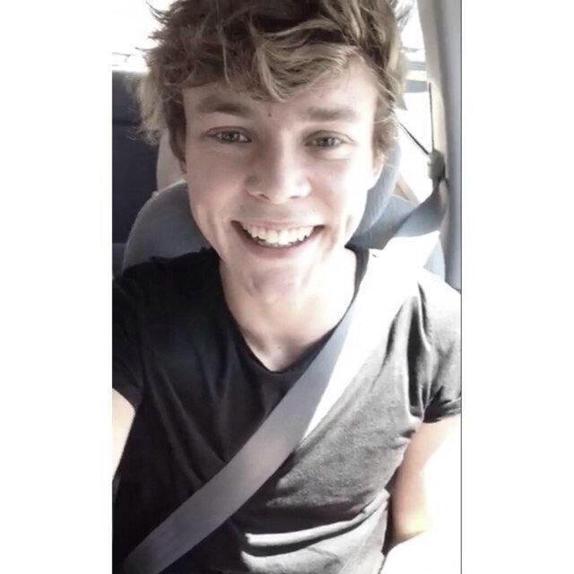 // free follow from @80sniallashton , follow me there? //