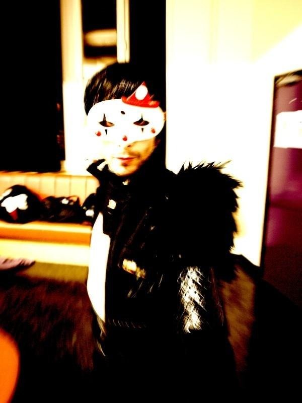 {X} Victim, Gothic stuff, Gay rights, Cats, Violins... IAMX for a lifetime