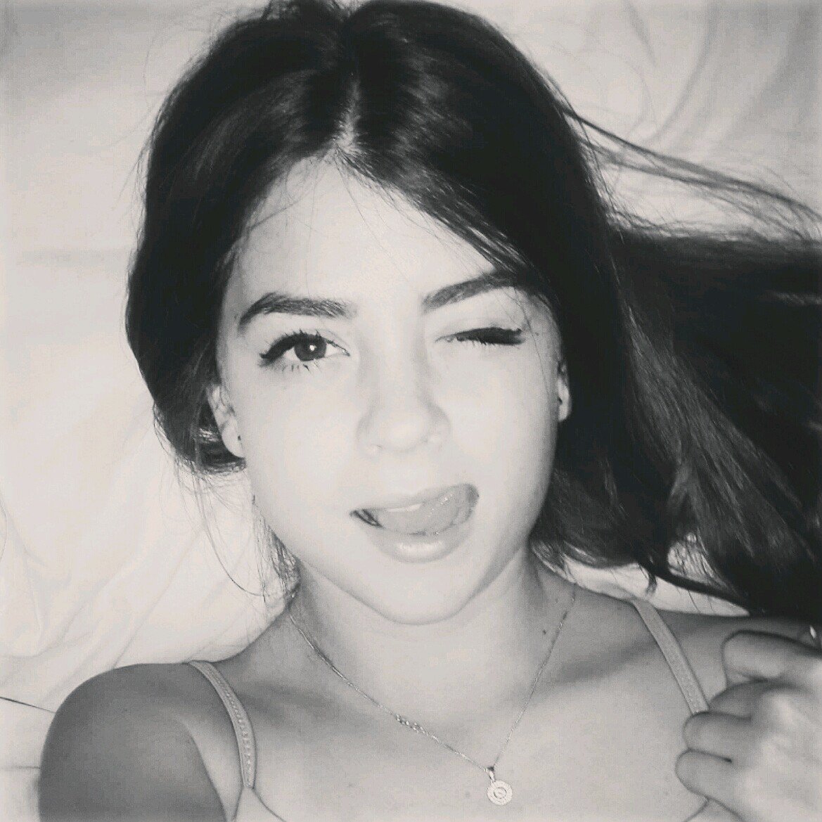 el cancer del tiempo.
una humana cumpliendo un sueño,actualmente soldado israelita y  futura diseñadora de joyas.. istagram: @Miriamk93