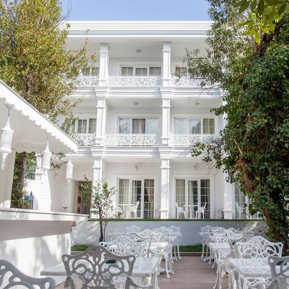 Büyükada Çankaya mevkinde kurulu adaya özgü Rum mimarisinin günümüz teknolojisiyle buluştuğu Büyükada Çankaya Otel, romantik ve konforlu bir ada tatili sunuyor.