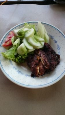 restoran yg menyediakan ayam panggang dengan bumbu manis dan manis pedas, ayam goreng, tahu dan tempe bacem, tusukan sate ati ampla usus dan jantung, ada petai