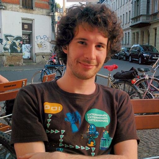 Produziere Pornos auf YouTube und LetsPlays auf YouPorn. Interagiere gern mit Topfpflanzen.