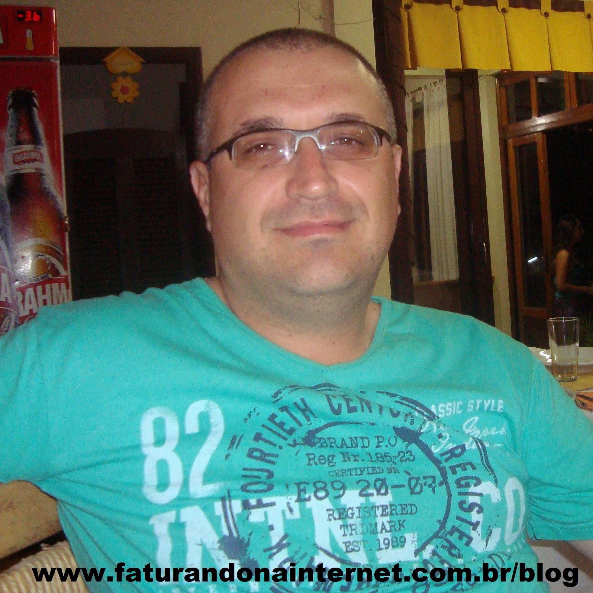 Sou Blogueiro apaixonado por internet Marketing e estratégias de ganhar $$ online. Vivo só da NEt $ Siga-me que tenho muitas novidades para você...