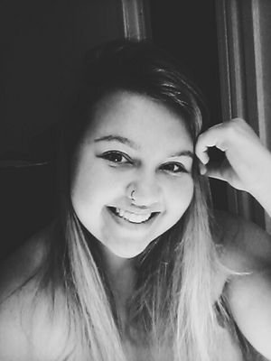 Eu não preciso de pessoas fingindo que gostam de mim.