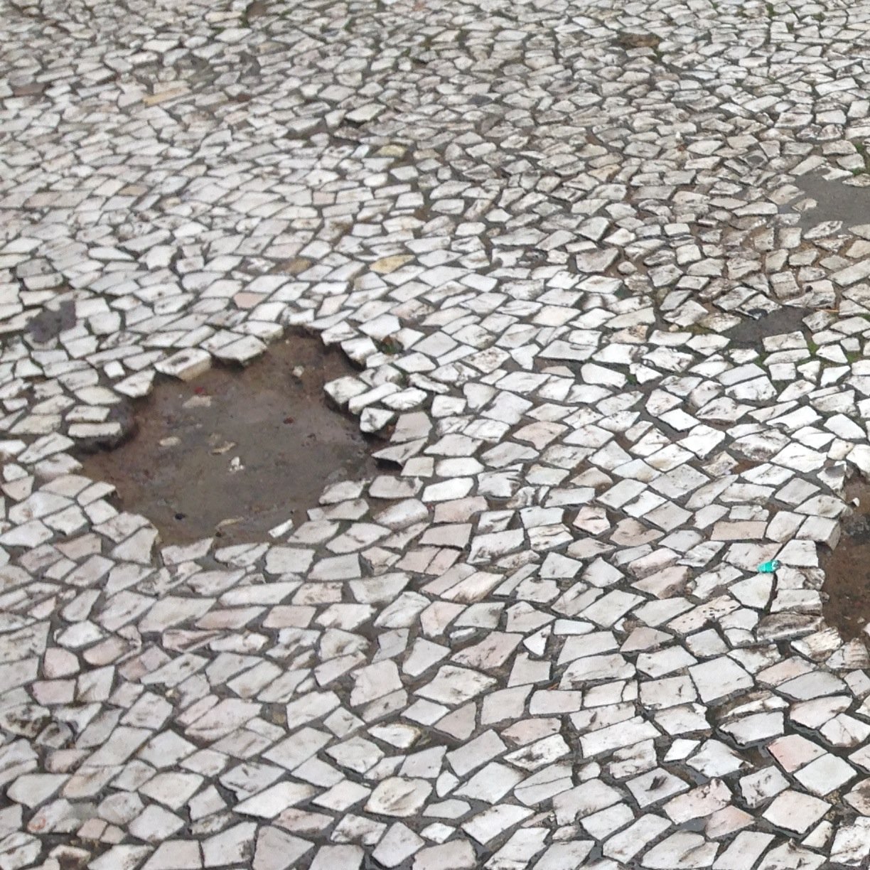 Twitter criado para reclamar da falta de cuidado com nossa cidade. Envie suas fotos para buracocanoas@gmail.com ou tuite com #BuracoCanoas