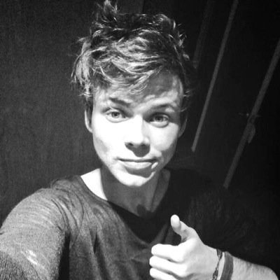 IF YOR READING THIS YOUR A FUCKING HOT ASHTON/MICHAEL GIRL