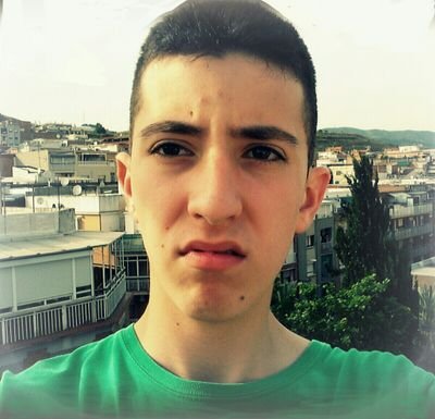 Existen dos maneras de ser feliz en esta vida, una es hacerse el idiota y la otra serlo.