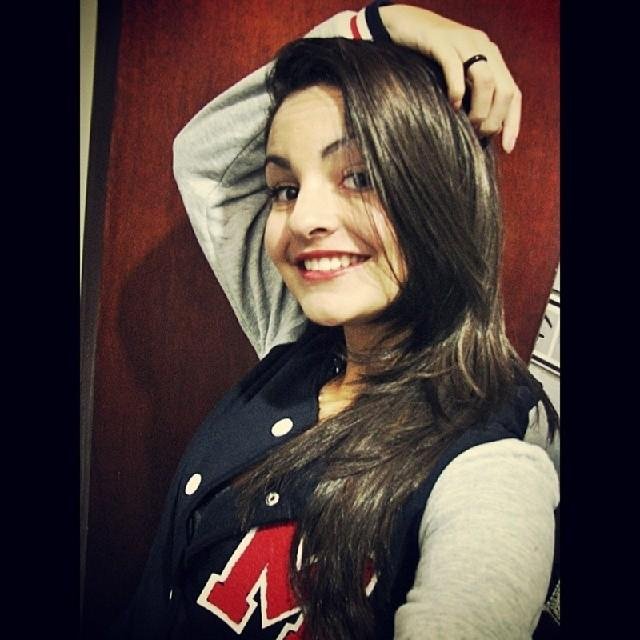 Deus te fez tão completa, Deus te fez tão esperta, agora vê se conserta e aprende com isso, mais que um belo sorriso, menos promessas, mas caráter e compromisso