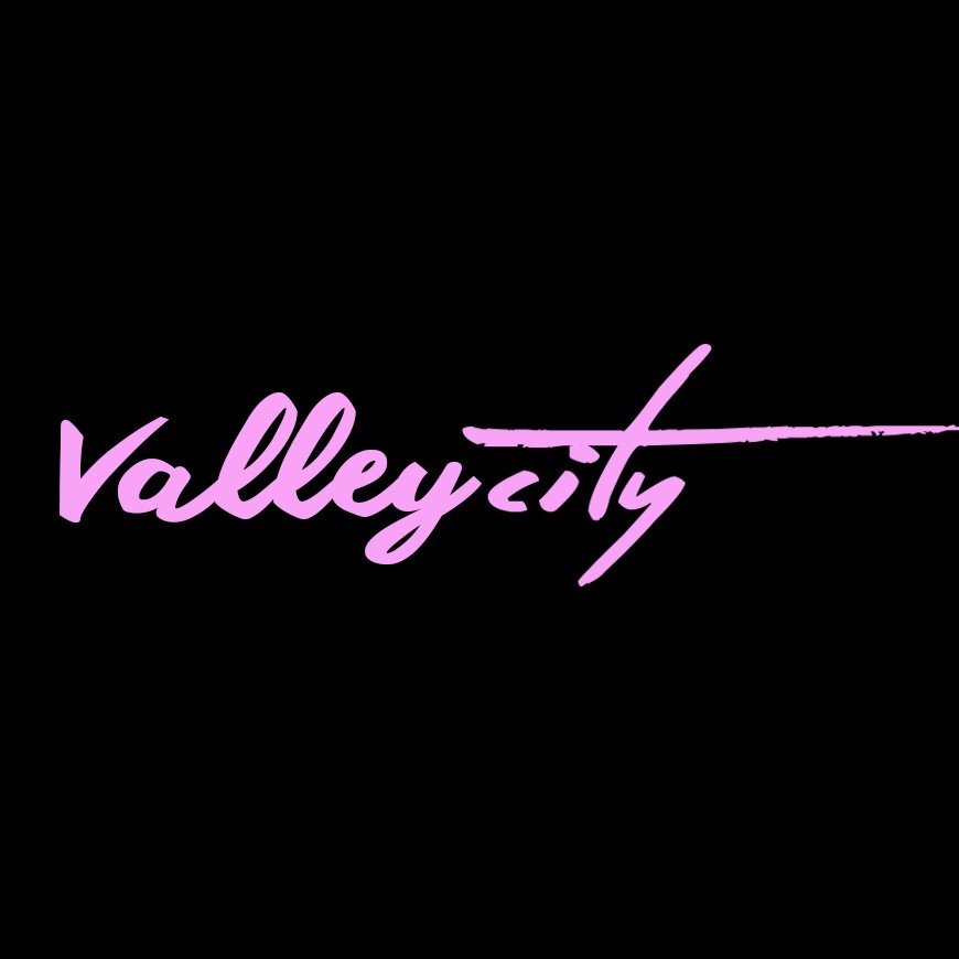 Digital Mag + Online Shop. Fearless fashion.
Unique one-of-a-kind clothing designed by the #VClocals. Rocked by cool kids everywhere 
 collabs@valleycity.la