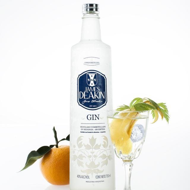 Gin Premium Argentino elaborado en Mendoza.
Con cuatro destilaciones y la presencia de botanicos, enebro, coriandro y pieles de naranja y limón.