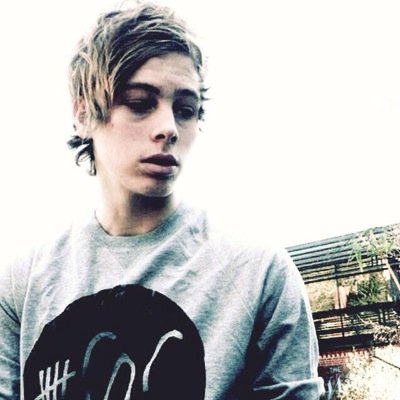wtvrafirwin's profile picture. follow @wtvrmc you can ask for a dm to 5sos band account, ash, luke or michael.