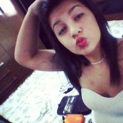 Dinheiro e status compram garotas fáceis. Caráter e personalidade conquistam garotas fodas.