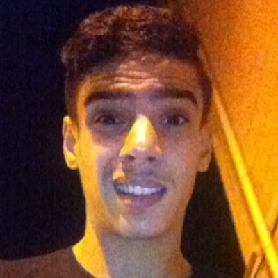 Bienvenue sur mon Twitter, follow me please, c'est rendu & (et suivez moi sur facebook Yanis Tappalahfils ) Merci à ceux qui le feront.