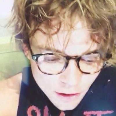 free follow(: PLS GO FOLLOW @juju5sos_ !!!!! she follows back !! if i followed you, your sunshine will too! never give up.