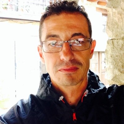 Me considero un chico polifacético, soy comercial de ventas, he hecho varios cursos de psicología positiva y desarrollo personal. Soy simpático, extrovertido y