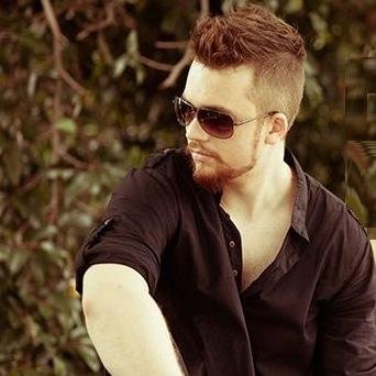 Vocalista na Overdriver Diretor e Produtor Musical na Escola de Música Raios de Sol Violonista Flamenco Pianista apaixonado pela arte http://t.co/17n9bCC0Dg