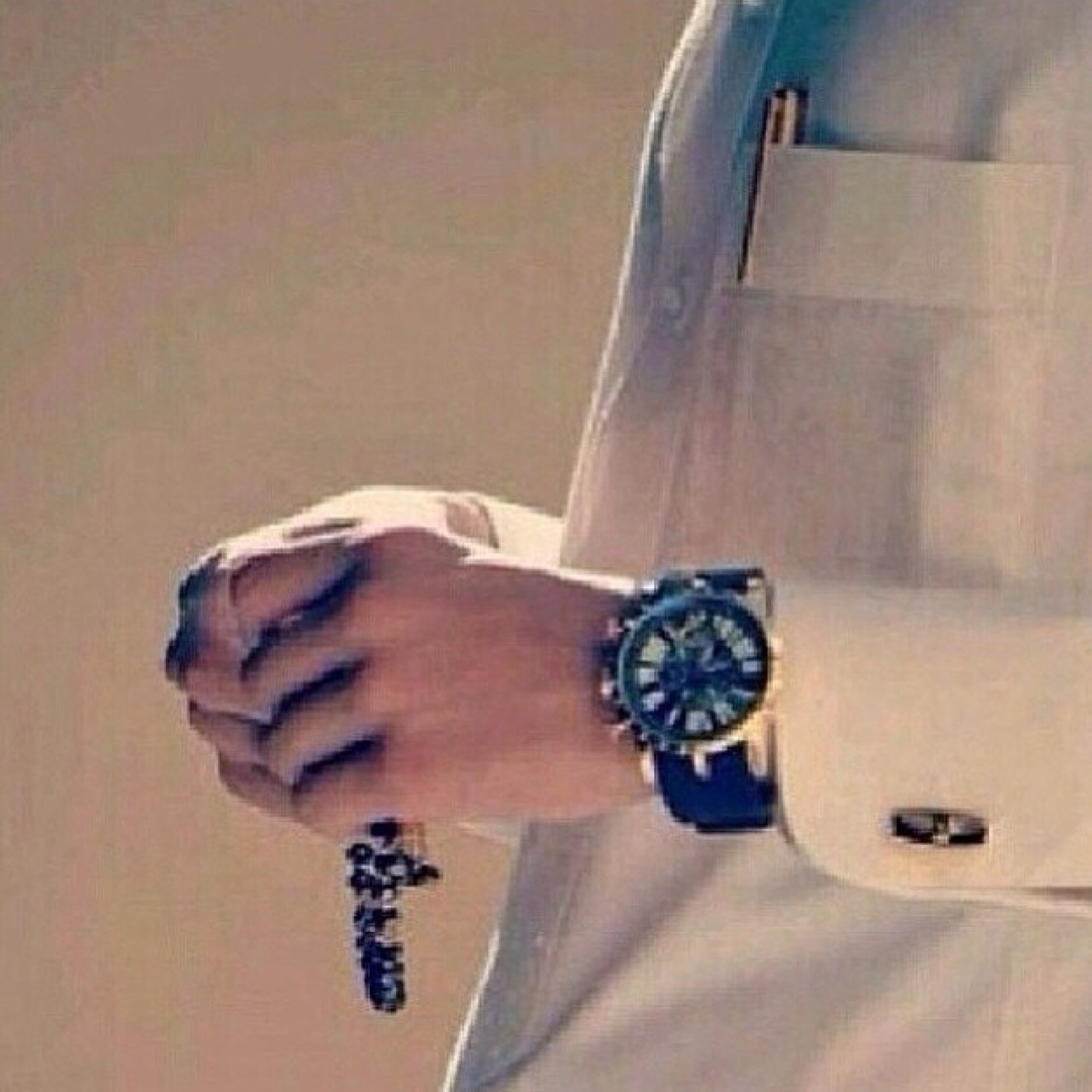 طرى علىً قبرٍ..سقى رمله الريح
ي الله عسى راعيه..يلقى الشفاعه!
يطري على ..وآصد ب الدمع وآشيح
وآضيق.. لامنه..طرالي..وداعه