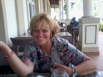 contadora publica nac., egresada de la uncuyo, agente de viajes, casada tres hijos.