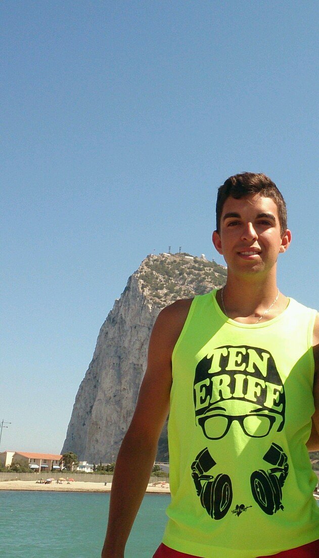 Ex-IES Pérez de Ayala. Estudiante de Enfermeria en Uniovi. El sabio domina con autoridad y sin palabras. http://t.co/C6W554KTVM .