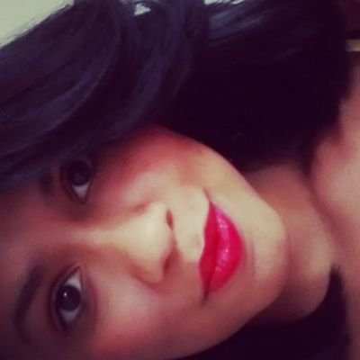 Escorpiana, apaixonada por música, amigos, família, internet, perfumes, maquiagens, moda, uma menina q sorri, que chora, ama, brinca, canta e grita...