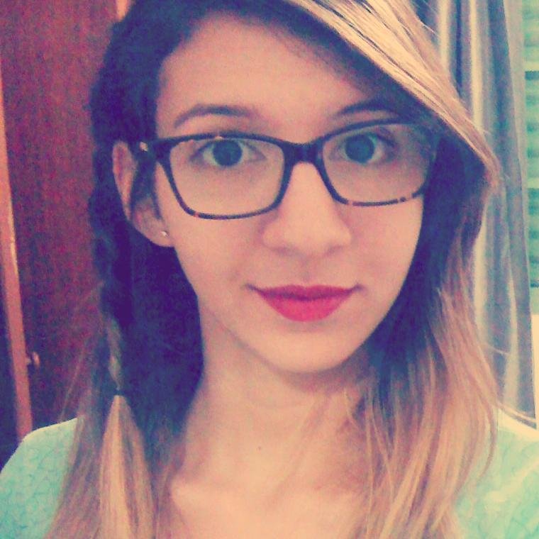 Cristã,estudo pedagogia,amo ler,caseira,rara(OTM) ,divertida, quer saber mais segue eu ai! kkk ;)