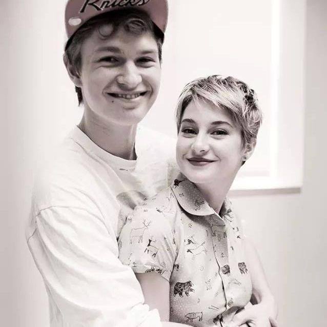 Fc , - A culpa é das estrelas -
Hazel _Shailene Woodley 
Augustus _Ansel Elgort .
#LoucaPorACEDE *-*